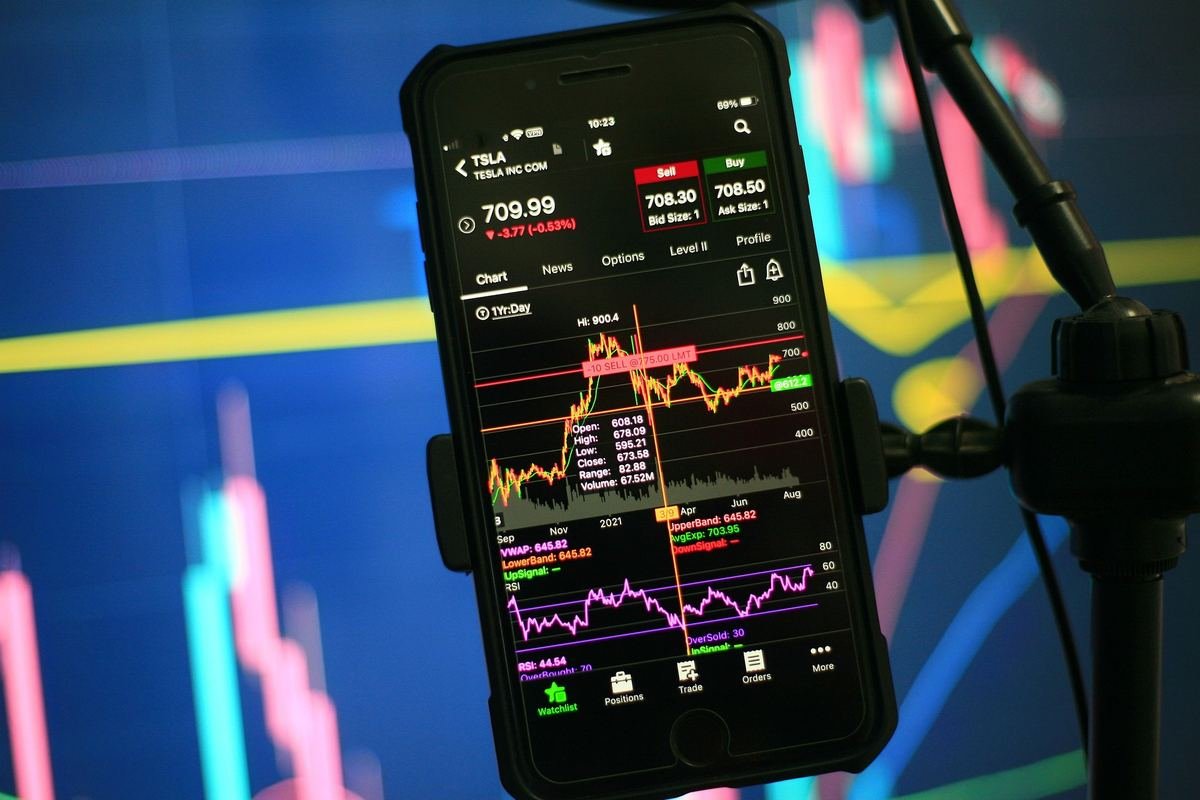 Móvil mostrando la cotización de una acción en bolsa