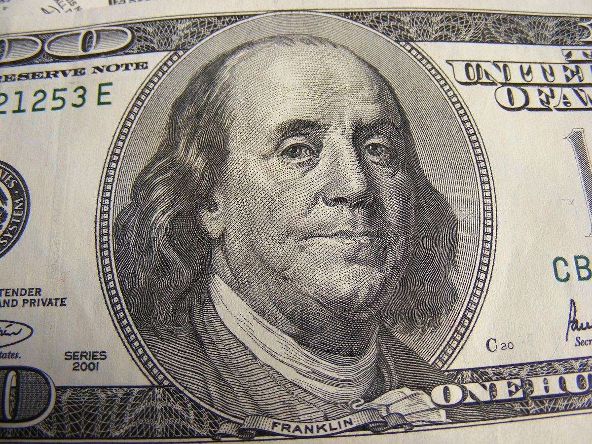 Billete simbolizando el dinero en efectivo del fondo de emergencia